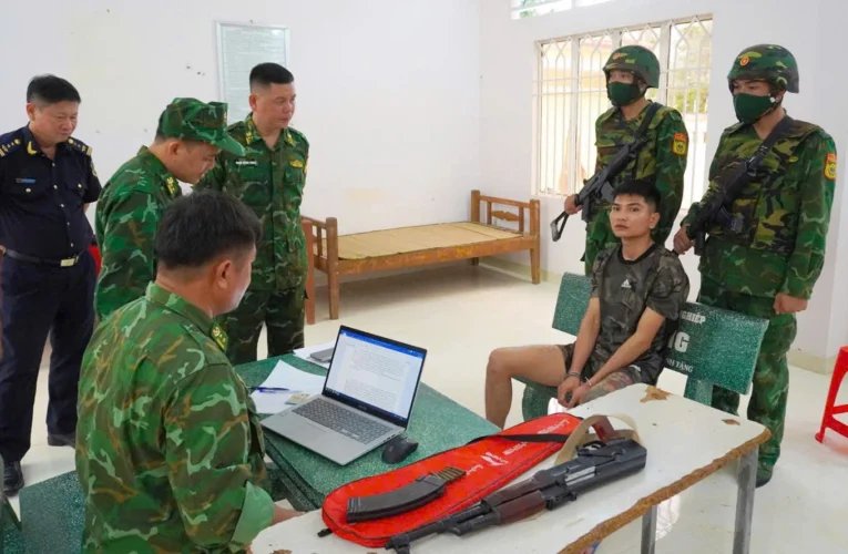 Nam thanh niên mang theo súng AK khi làm thủ tục xuất cảnh sang Campuchia