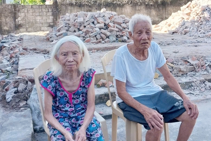 Căn nhà đổ nát trong bão, cụ ông 90 tuổi ôm vợ liệt cầu mong qua mùa đông